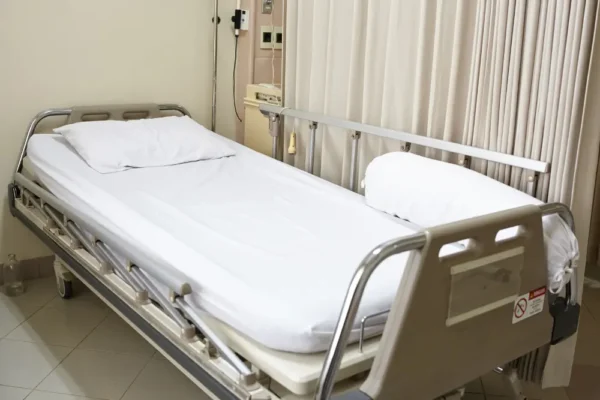 Kako poteka izposoja bolniške postelje na napotnico ZZZS?